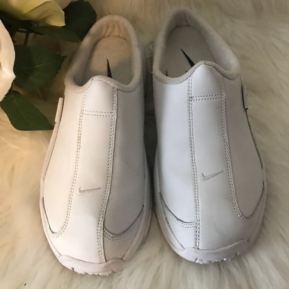 nike slip on sneakers ladies